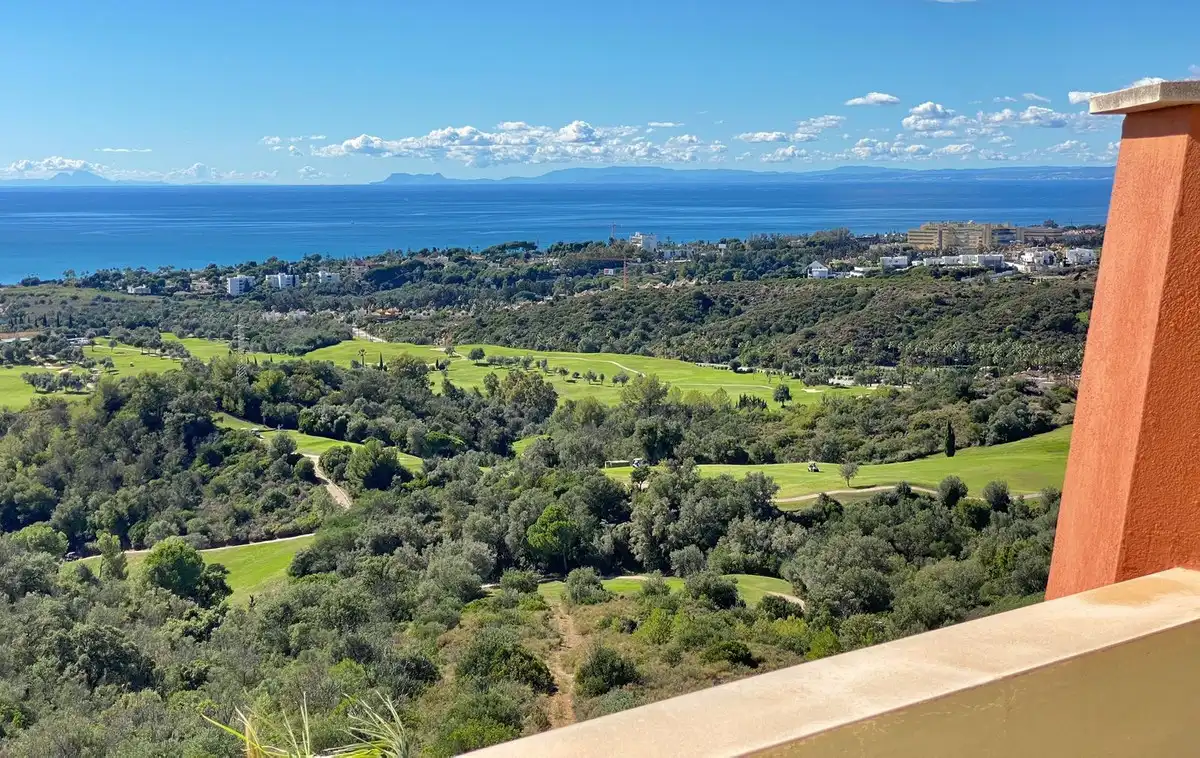 Vista exterior de Àtic en venda en Marbella amb Terrassa, Traster i Alarma