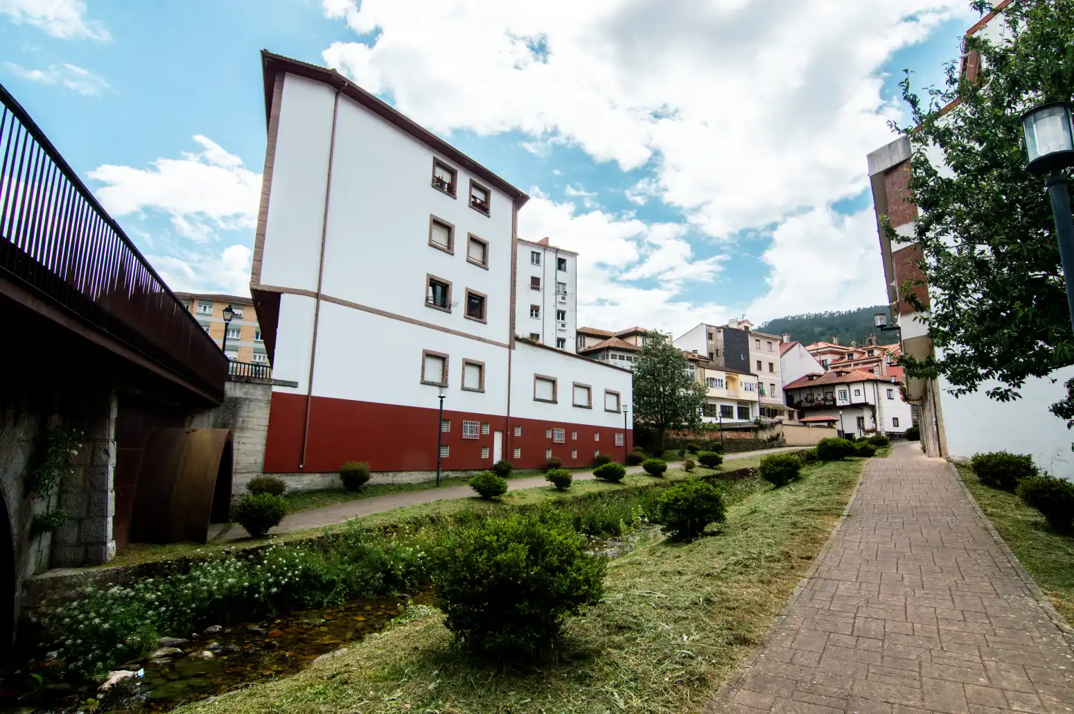Vista exterior de Casa o xalet en venda en Salas amb Calefacció, Parquet i Moblat