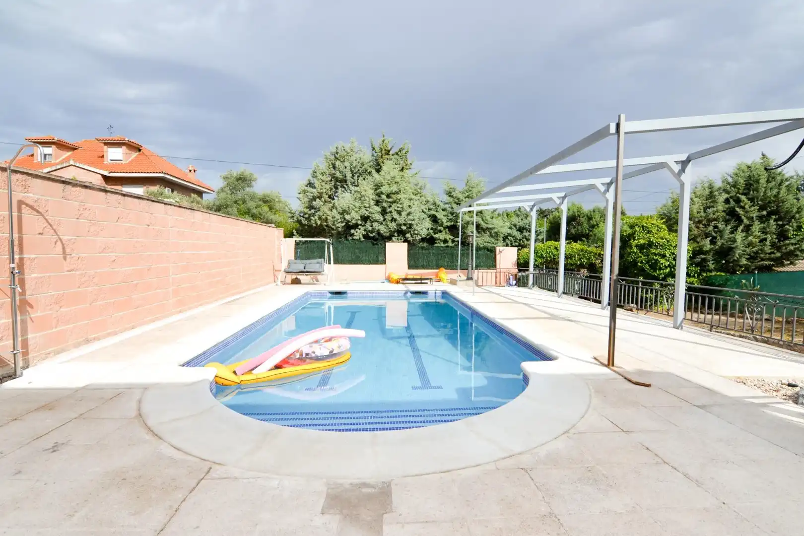 Swimming pool of Houses for sale in Casarrubios del Monte  with Air Conditioner, Heating and Private garden