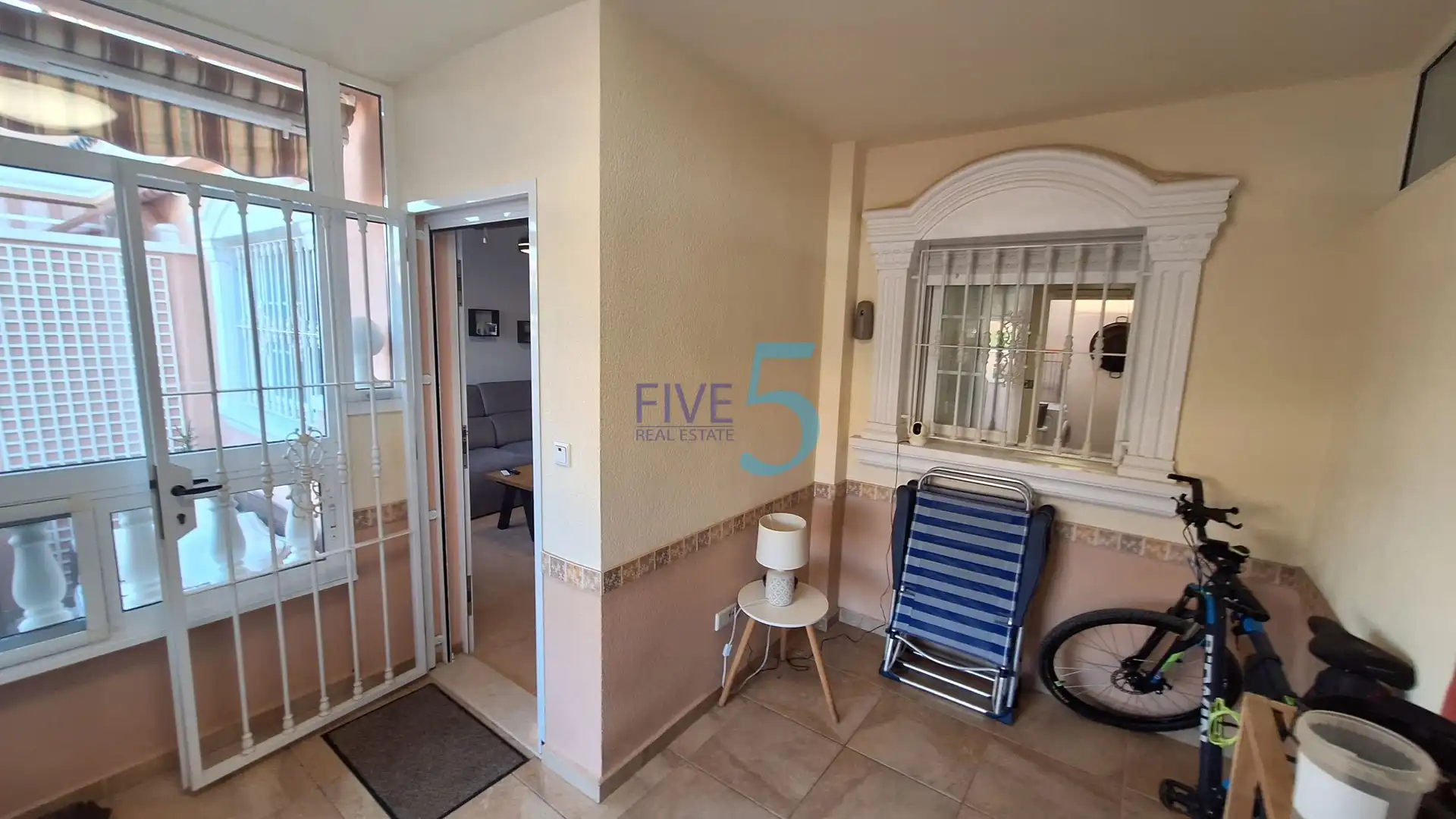 Maisonette zum Verkauf in Santa Pola mit Terrasse, Abstellraum und Schwimmbad