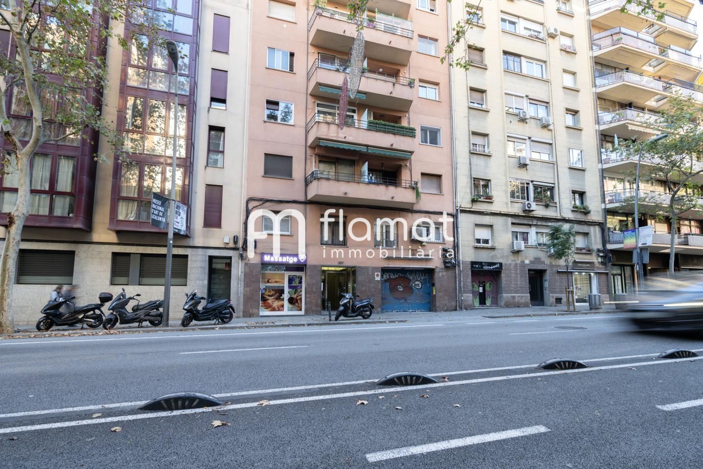 Exterior view of Planta baja for sale in  Barcelona Capital