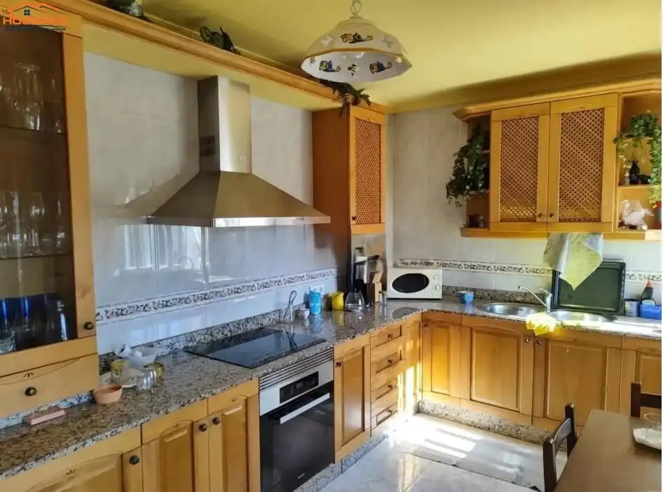 Cuina de Casa o xalet en venda en Cangas  amb Piscina
