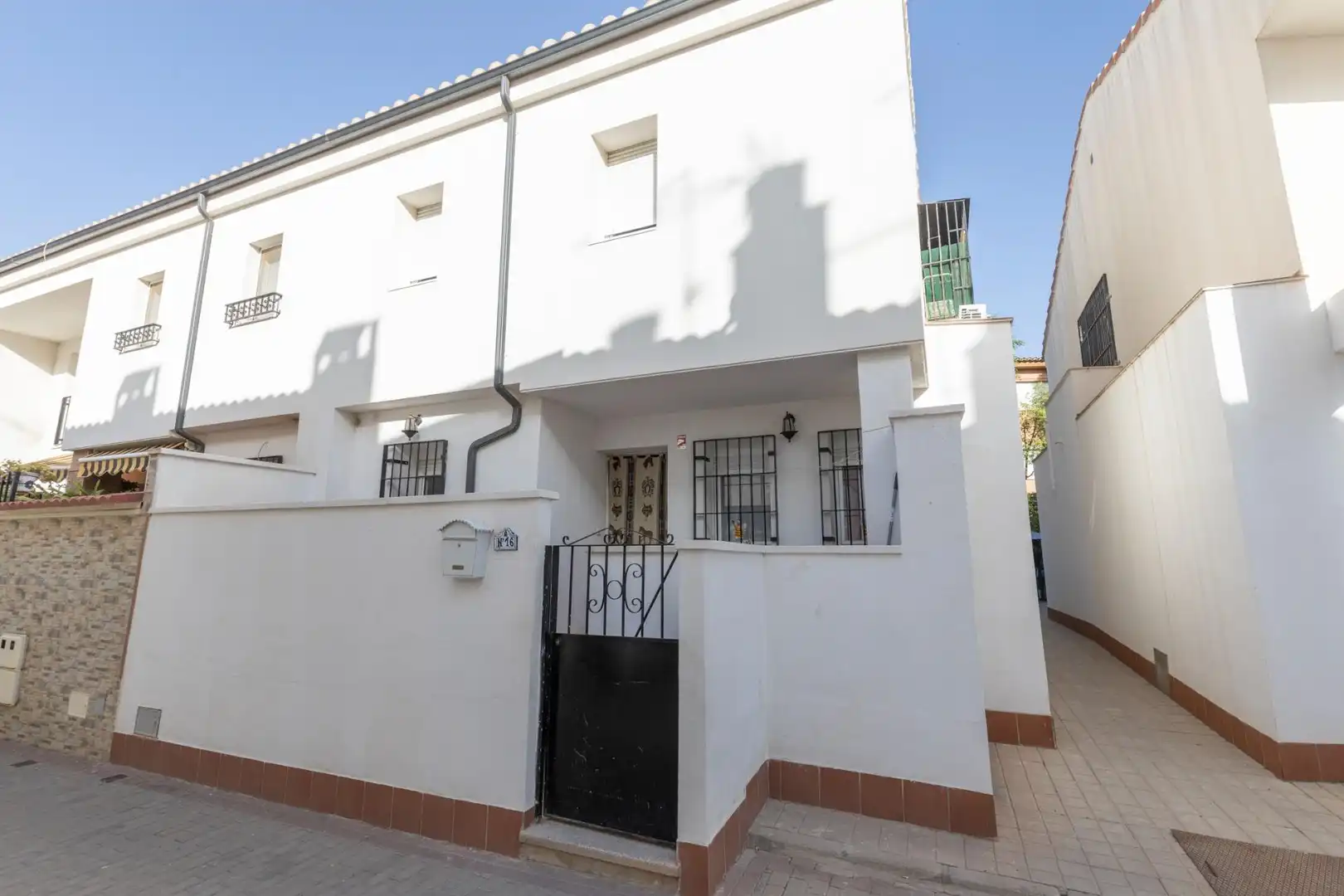 Vista exterior de Casa adosada en venta en Guadix con Aire acondicionado y Terraza