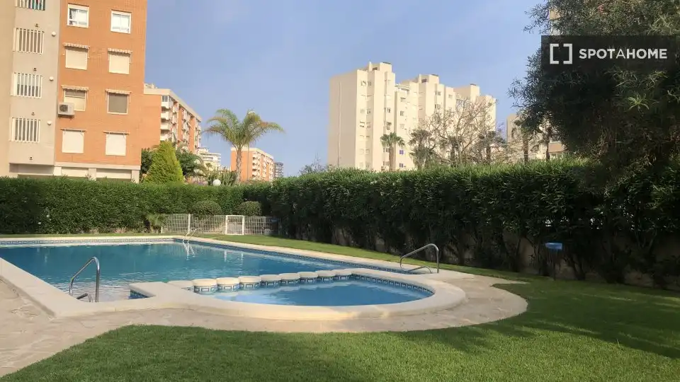 Schwimmbecken von Wohnung zur untervermieten in Alicante / Alacant mit Klimaanlage, Terrasse und Möbliert