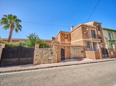 Villa mit Balkon zum Verkauf in Calle LAGUNA DE LAS YEGUAS
