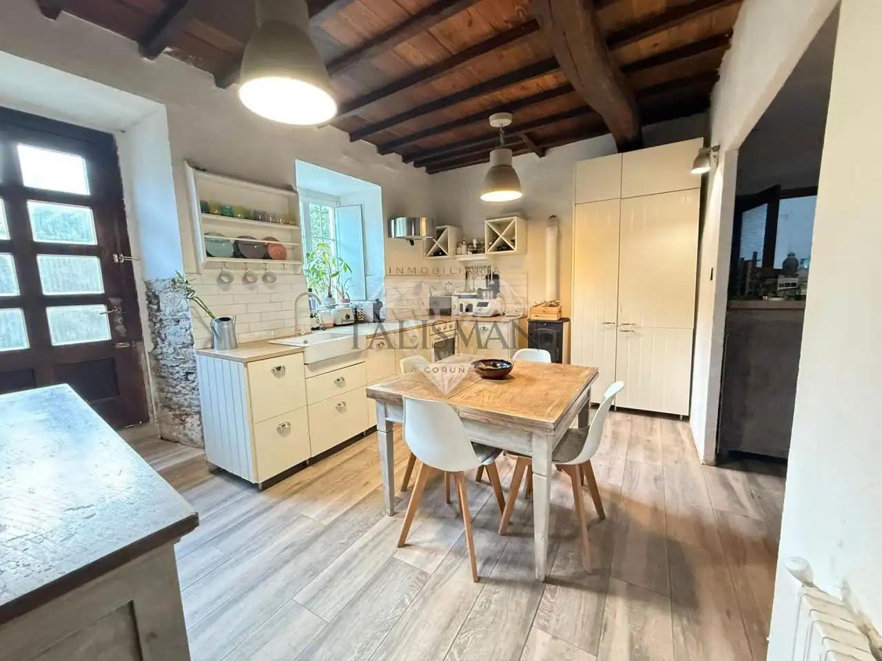 Cuina de Casa o xalet en venda en Bergondo amb Calefacció, Jardí privat i Terrassa
