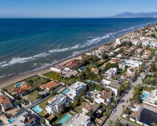 Vista exterior de Casa o xalet en venda en Marbella amb Aire condicionat, Jardí privat i Terrassa