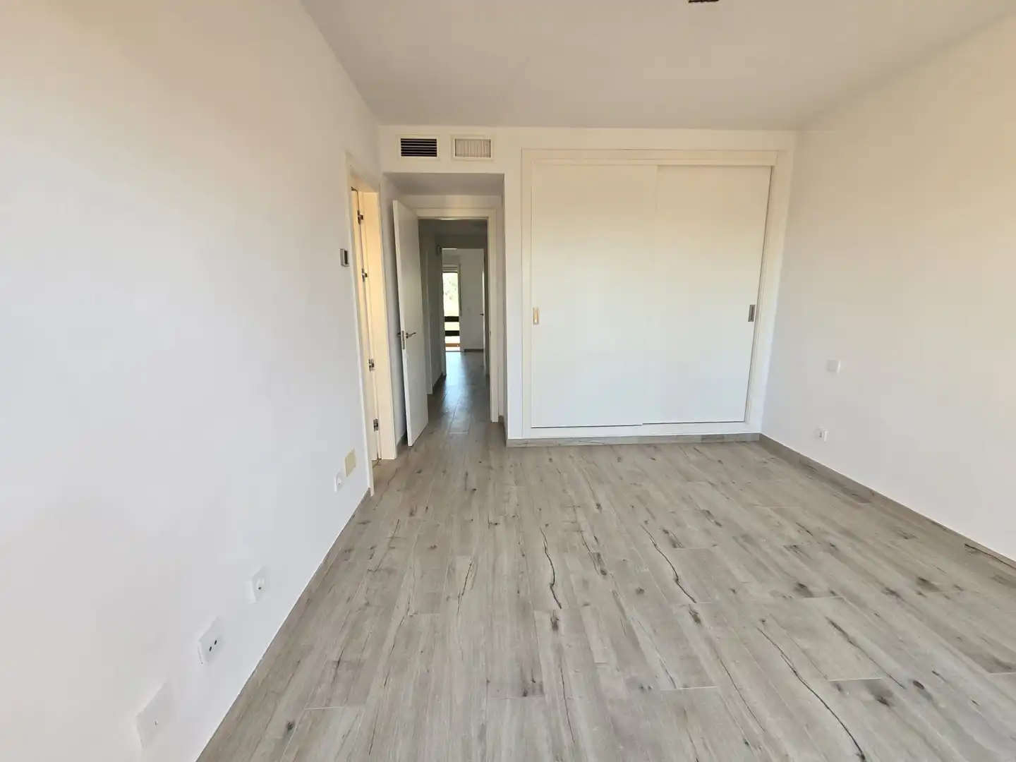 Habitación de Casa adosada en venta en Benahavís con Aire acondicionado, Jardín privado y Terraza