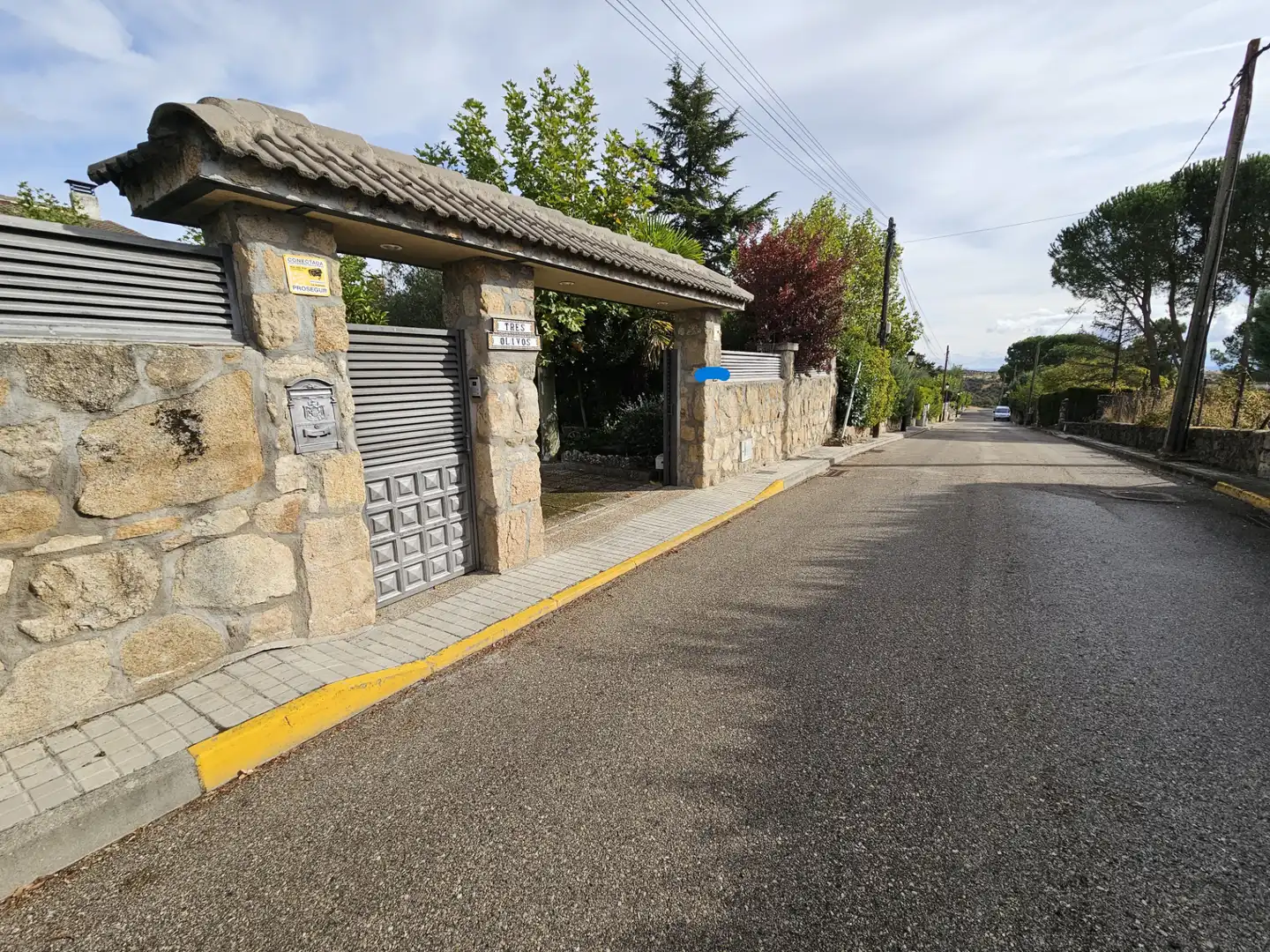 Außenansicht von Haus oder Chalet zum Verkauf in Cabanillas de la Sierra mit Heizung, Privatgarten und Terrasse