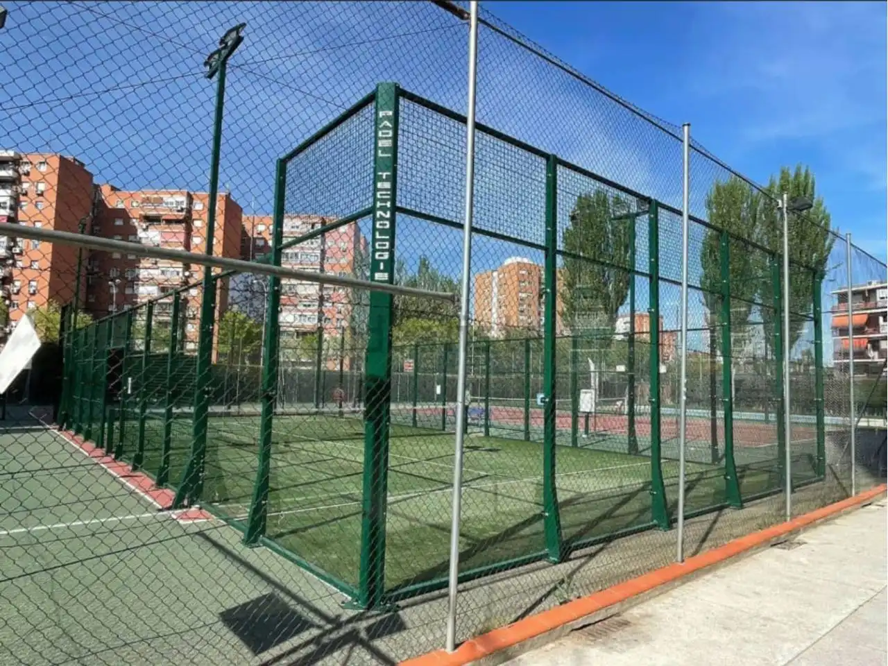 Außenansicht von Wohnung zum Verkauf in Fuenlabrada mit Klimaanlage, Heizung und Terrasse
