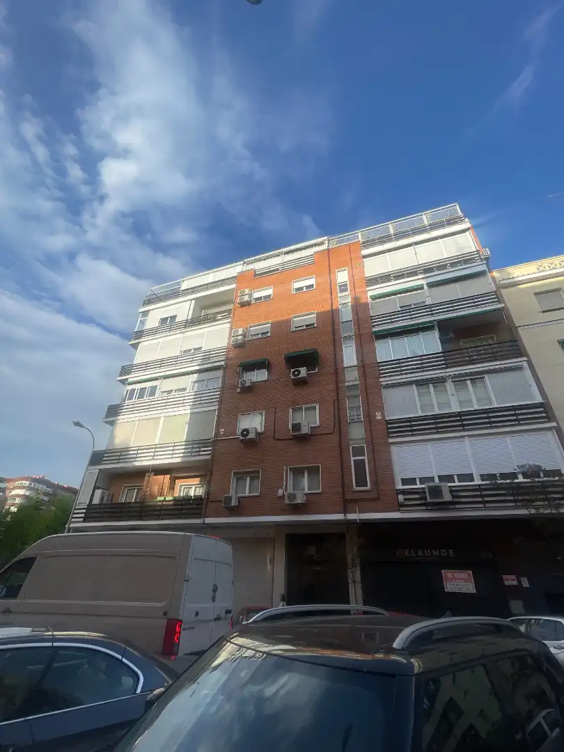 Vista exterior de Piso en venta en Madrid con Calefacción, Parquet y Balcón