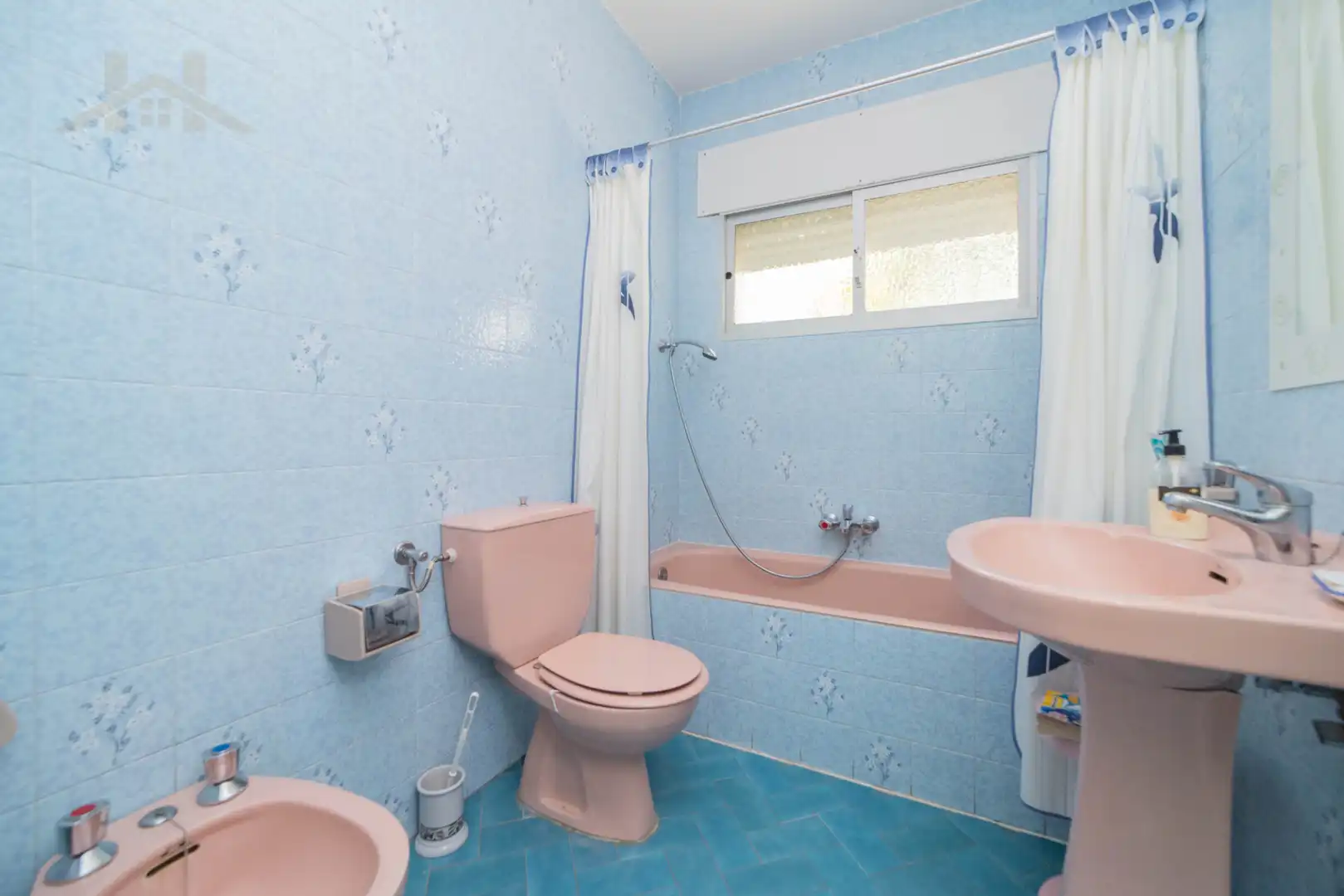 Bathroom of Houses for sale in Navahondilla  with Heating, Private garden and Terrace