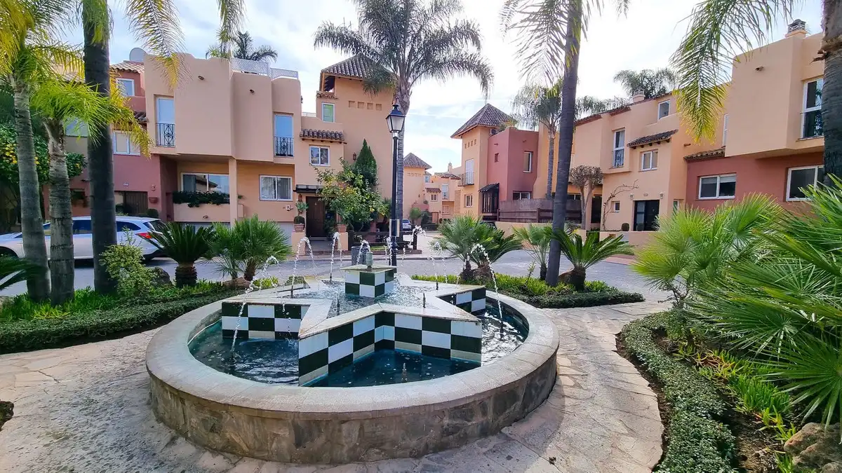 Adosado con piscina en venta en Nueva Andalucía, imagen 3