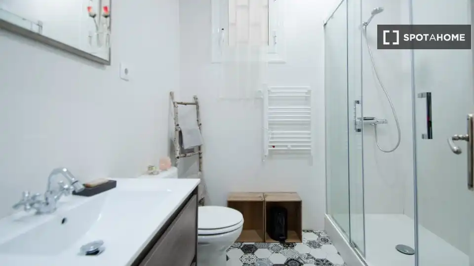 Badezimmer von Wohnung zur Miete in Barcelona mit Klimaanlage, Heizung und Möbliert