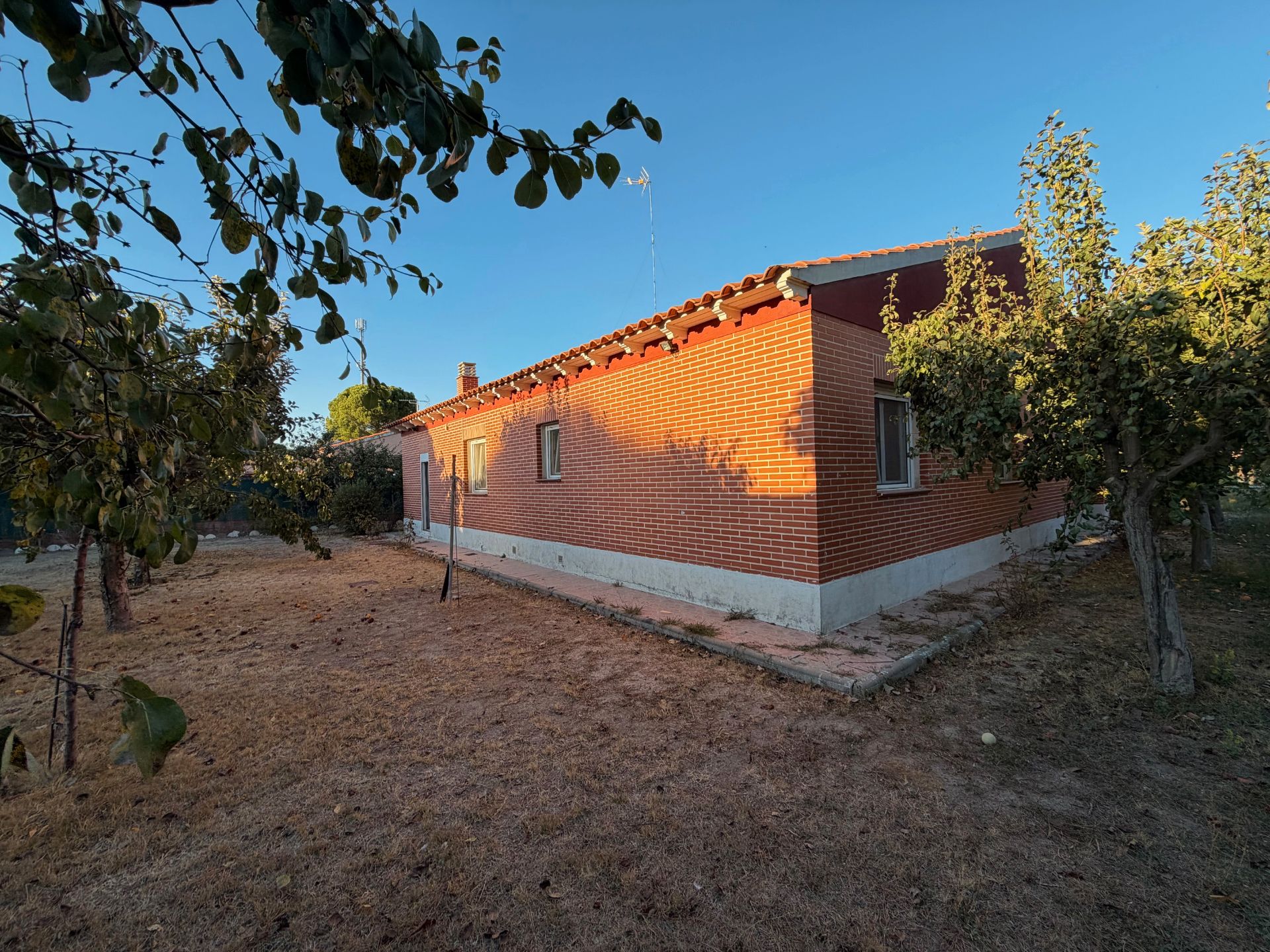 Vista exterior de Casa o xalet en venda en Traspinedo amb Calefacció, Jardí privat i Terrassa
