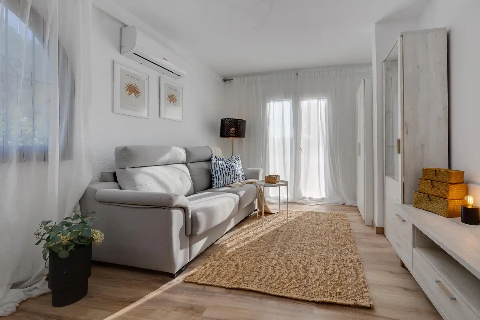 Sala d'estar de Casa o xalet en venda en Torrevieja amb Aire condicionat, Jardí privat i Moblat