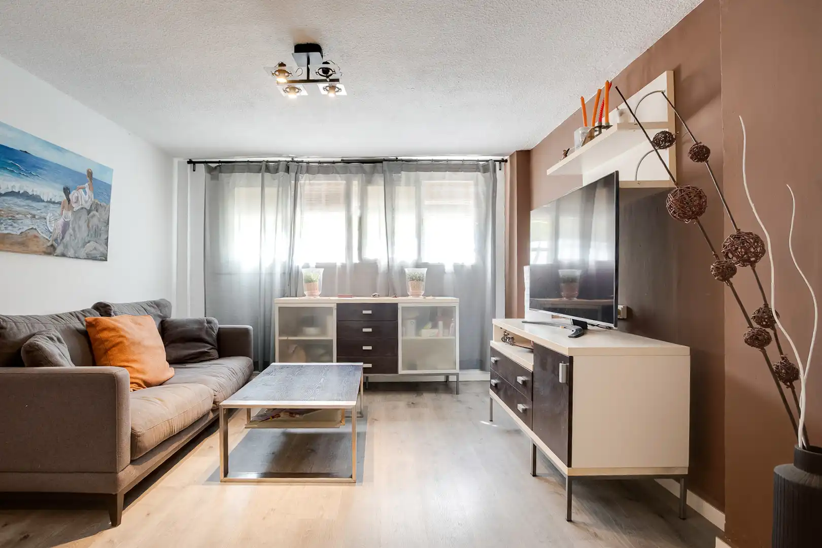 Sala de estar de Planta baja en venta en L'Hospitalet de Llobregat con Horno
