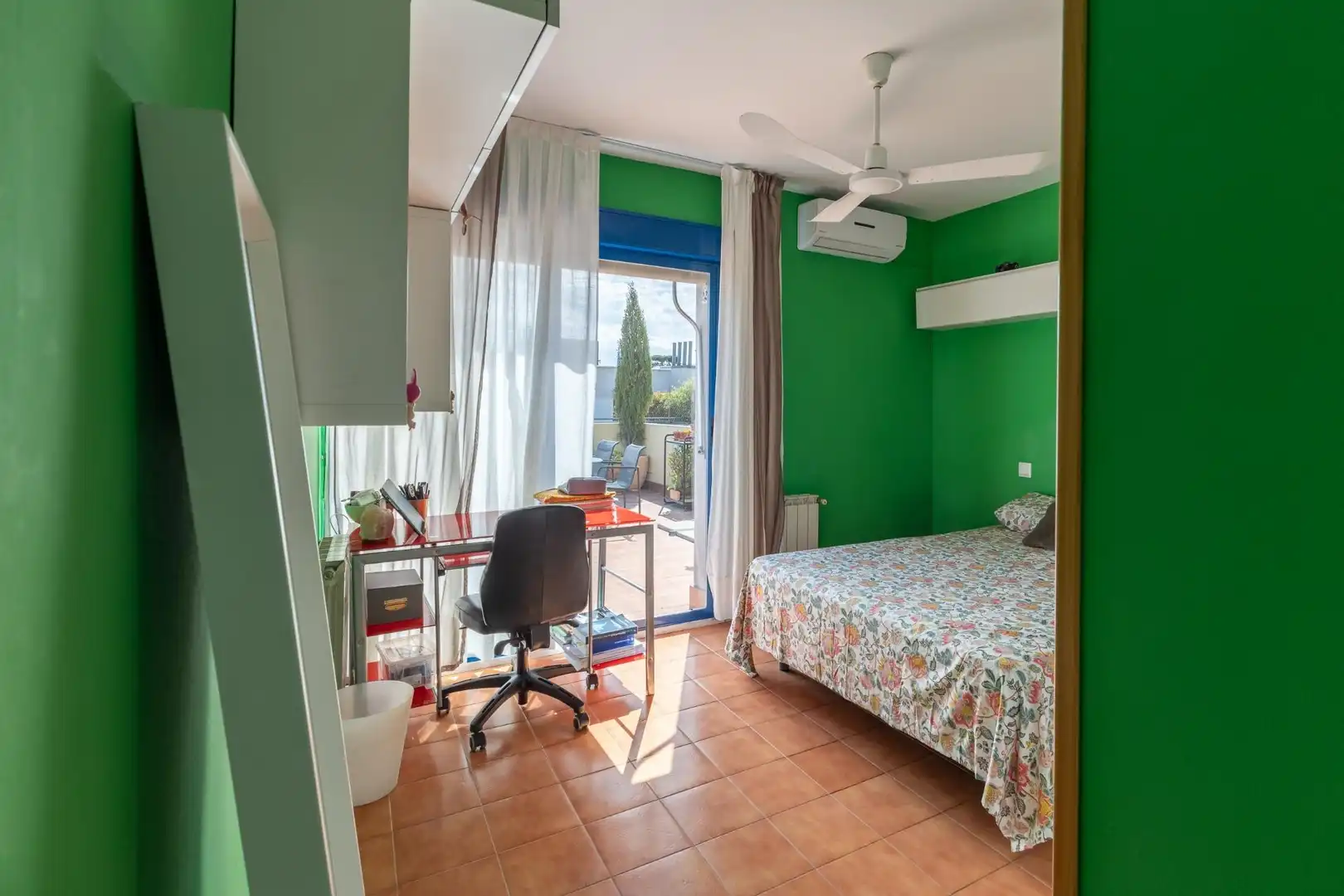 Dormitori de Casa o xalet en venda en Madrid amb Aire condicionat, Calefacció i Jardí privat
