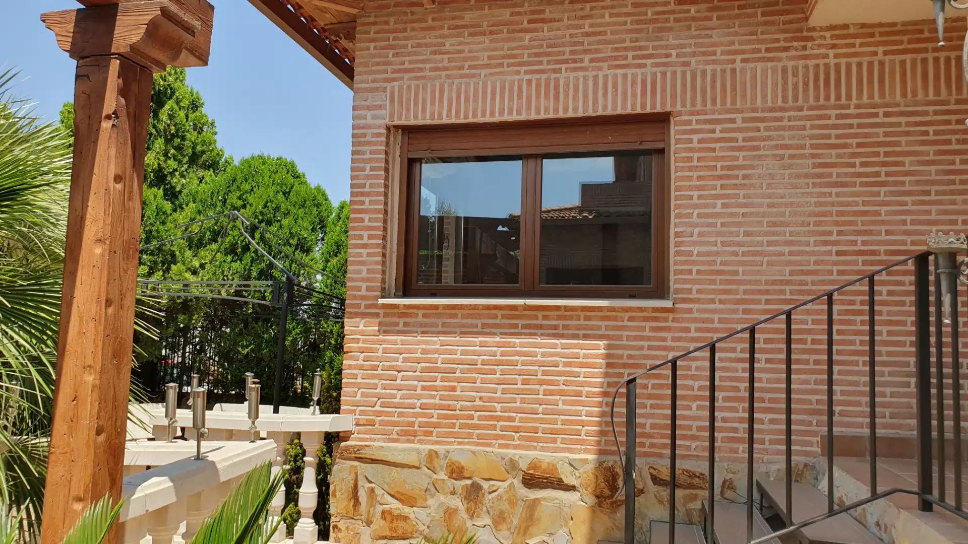 Vista exterior de Casa adosada en venda en Olías del Rey amb Aire condicionat, Calefacció i Jardí privat