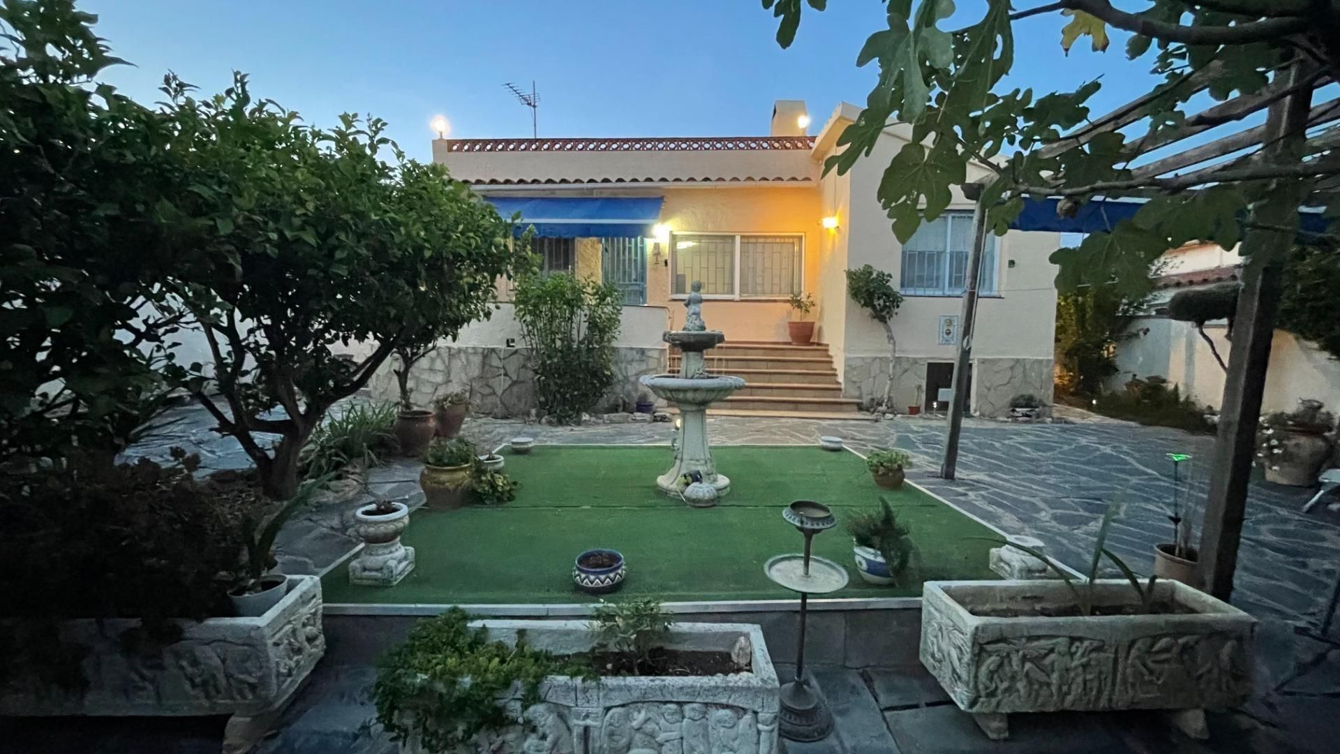 Vista exterior de Casa o xalet en venda en Roses amb Jardí privat, Terrassa i Moblat