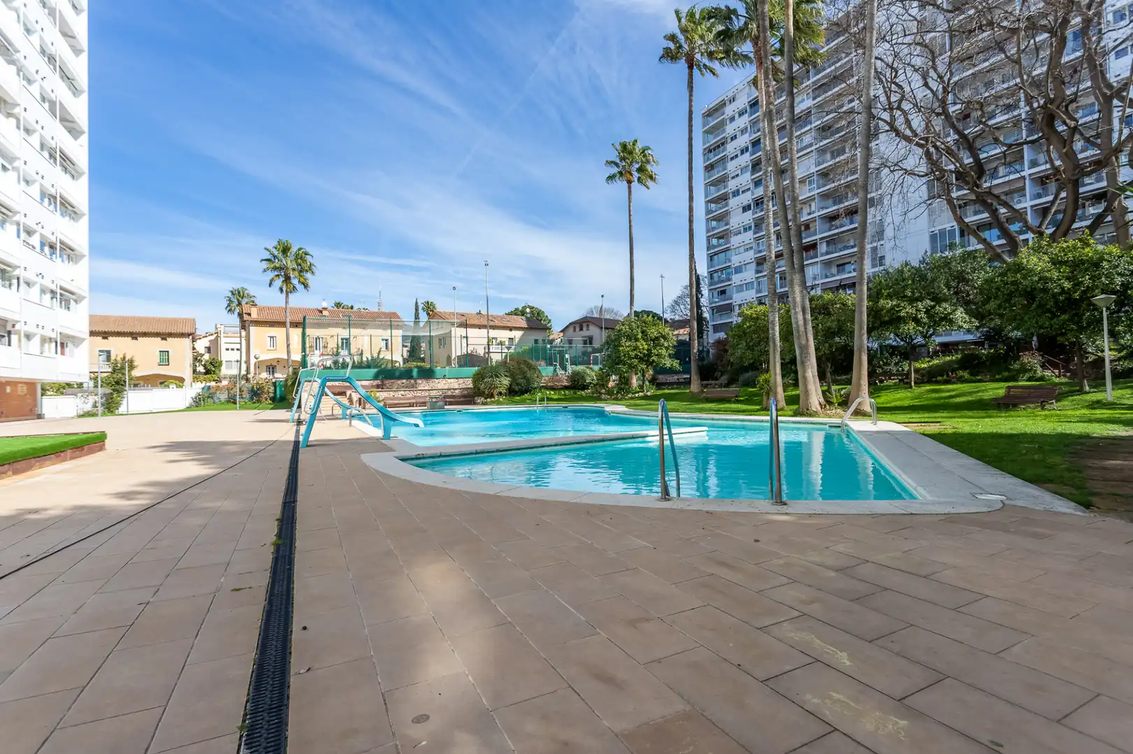 Schwimmbecken von Wohnung zum Verkauf in Barcelona mit Klimaanlage, Heizung und Parkett