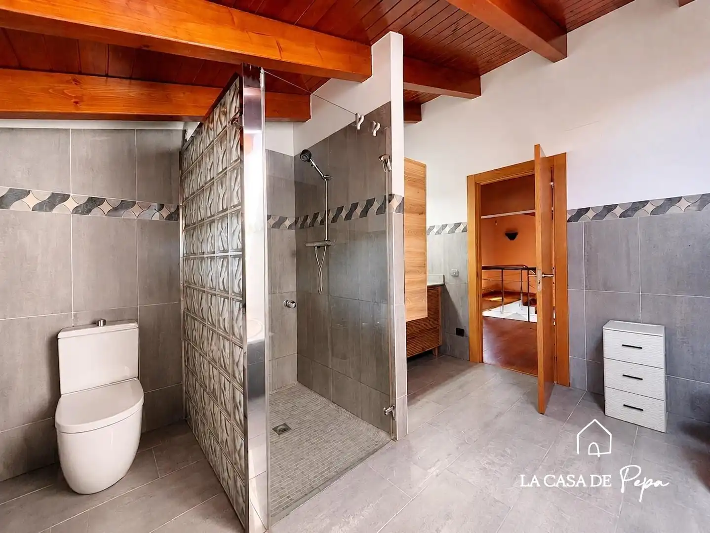 Badezimmer von Haus oder Chalet zum Verkauf in Begues mit Heizung und Schwimmbad