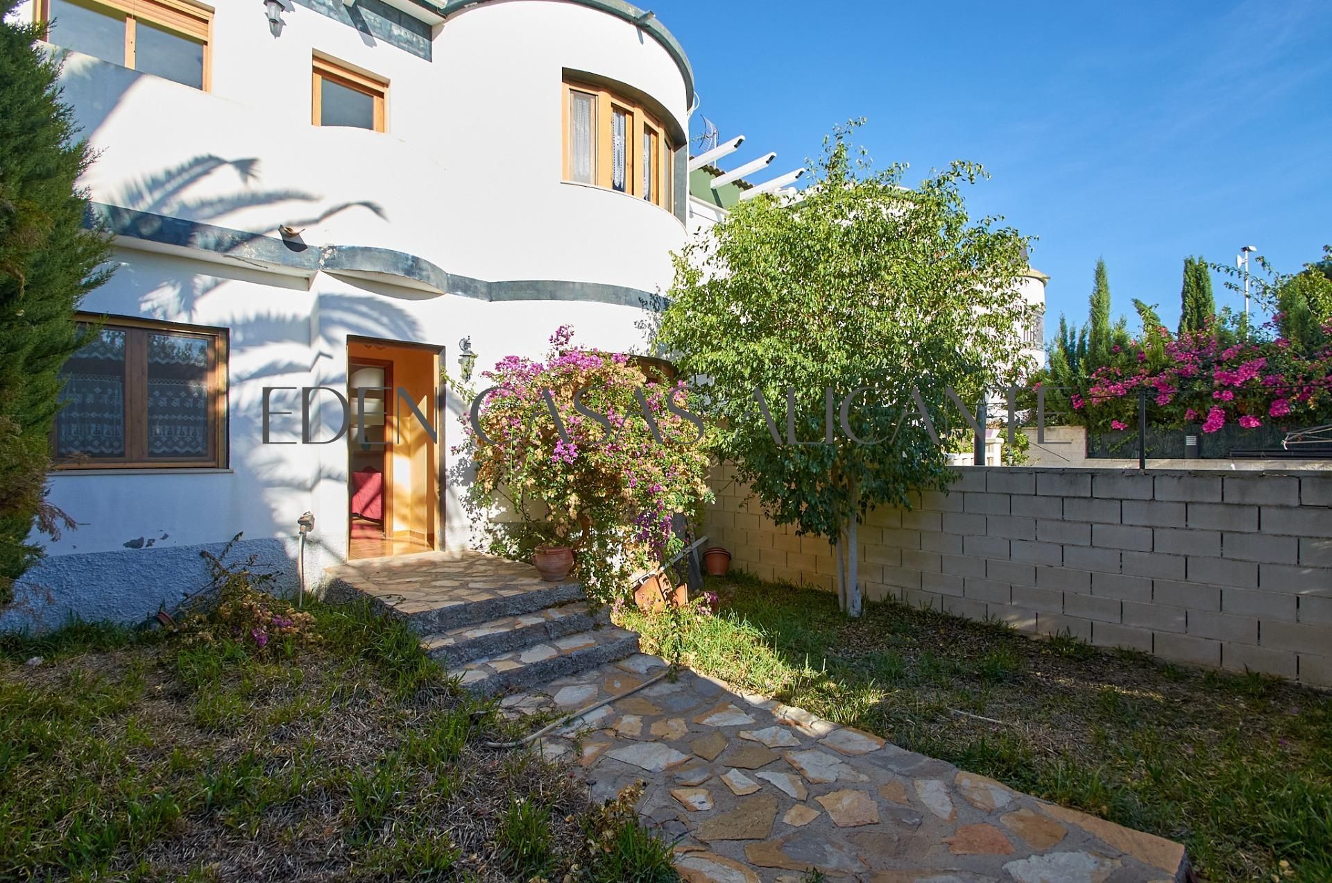 Vista exterior de Casa adosada en venda en El Campello amb Aire condicionat, Calefacció i Jardí privat