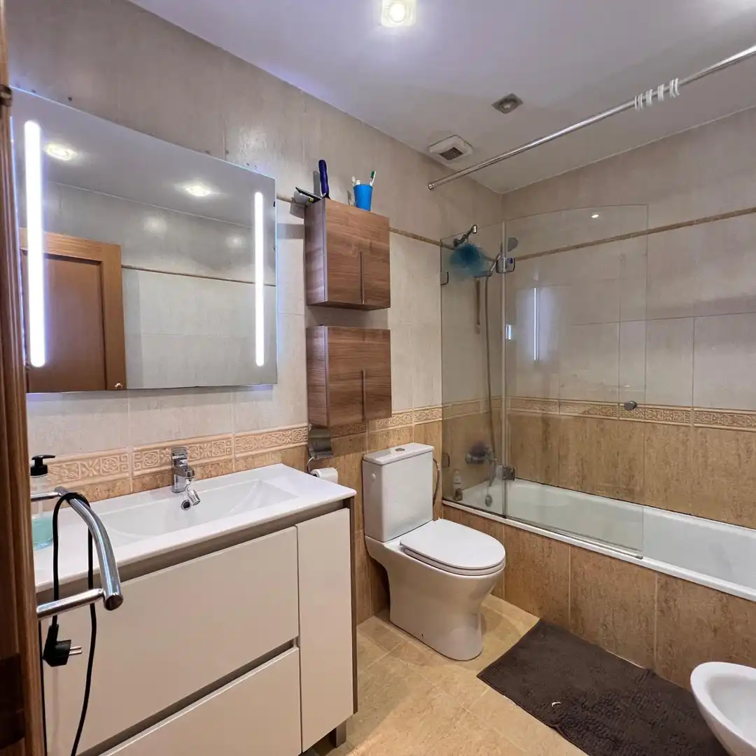 Badezimmer von Einfamilien-Reihenhaus zum Verkauf in Chiva mit Heizung, Abstellraum und Balkon