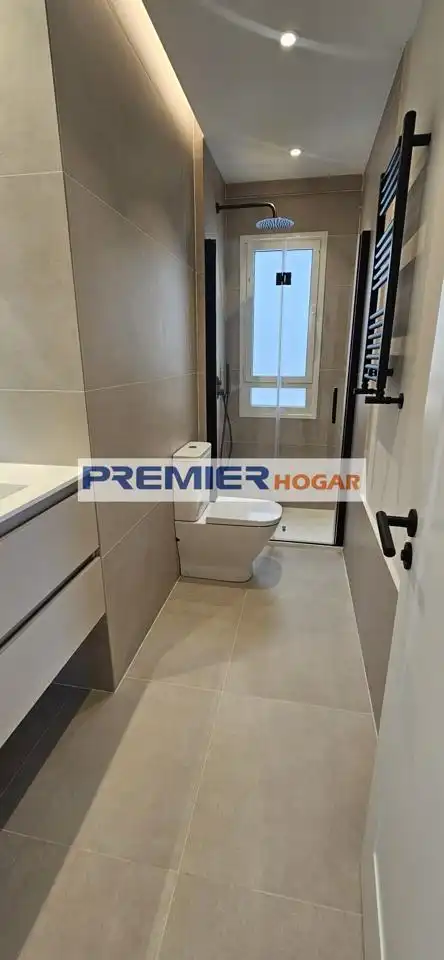 Bathroom of Flat for sale in Madrid  with Air Conditioner, Heating and Terrace