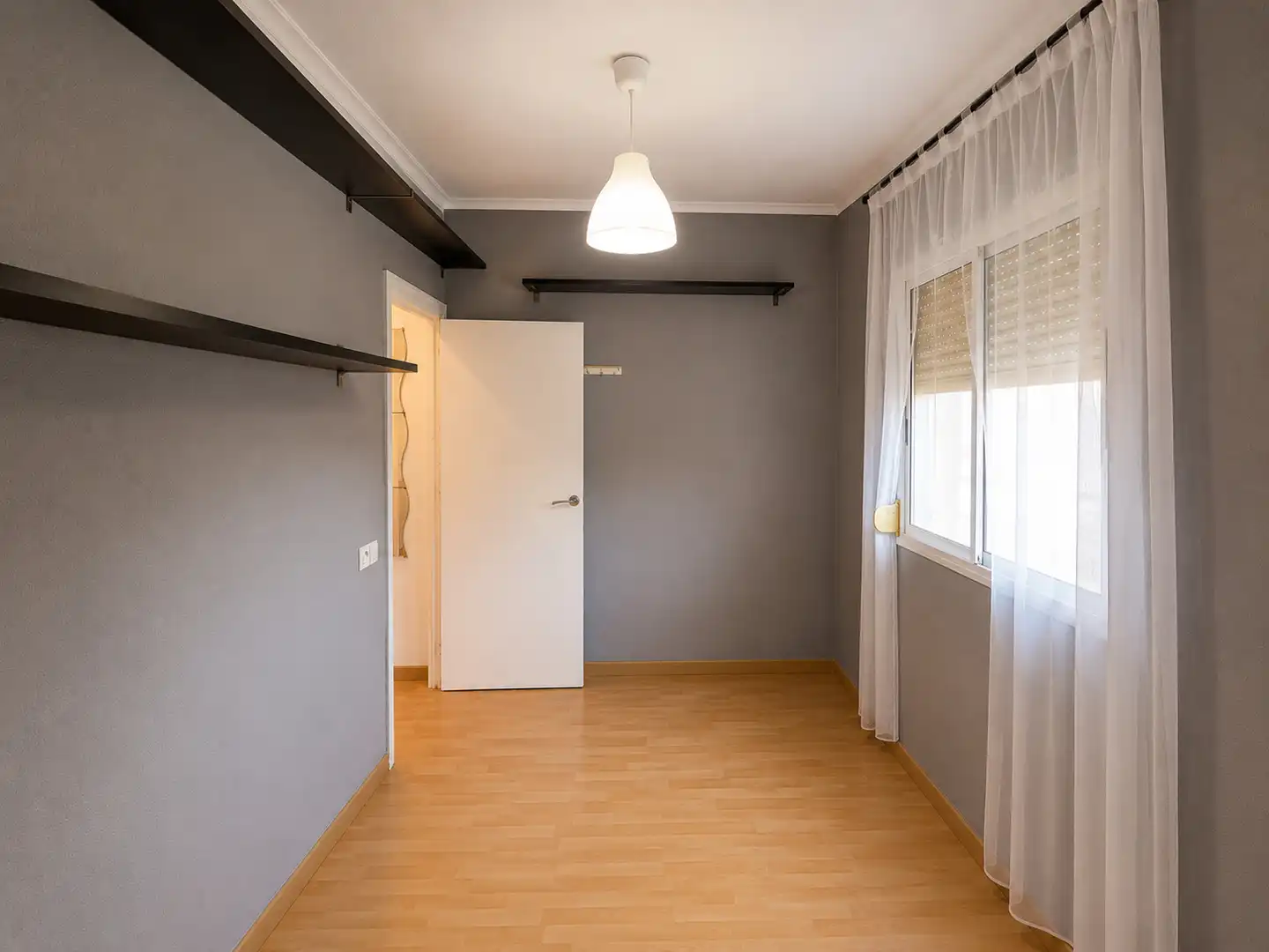 Dormitori de Pis en venda en Santa Coloma de Gramenet amb Aire condicionat, Parquet i Balcó