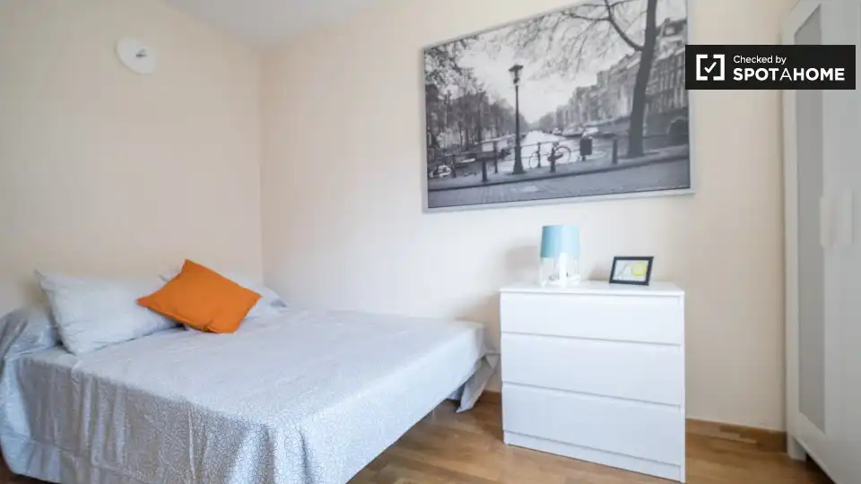 Habitación de Piso de alquiler en Valencia con Aire acondicionado, Calefacción y Amueblado
