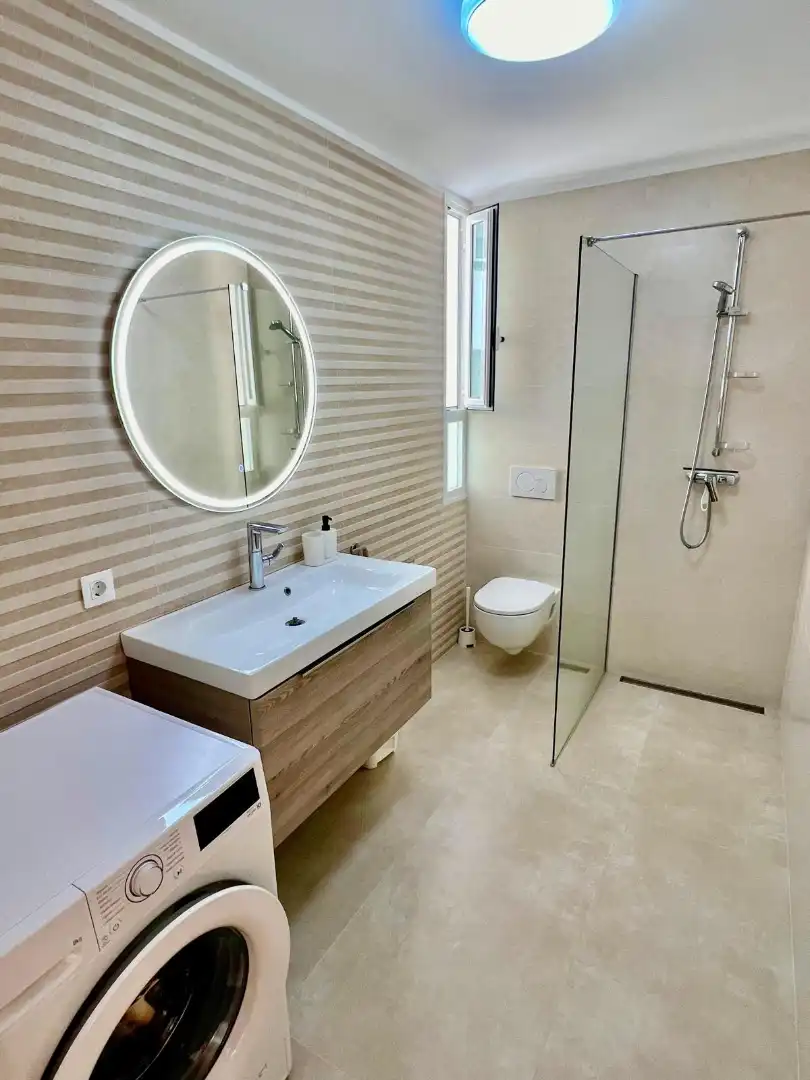Badezimmer von Einfamilien-Reihenhaus zum Verkauf in Arona mit Klimaanlage, Privatgarten und Terrasse