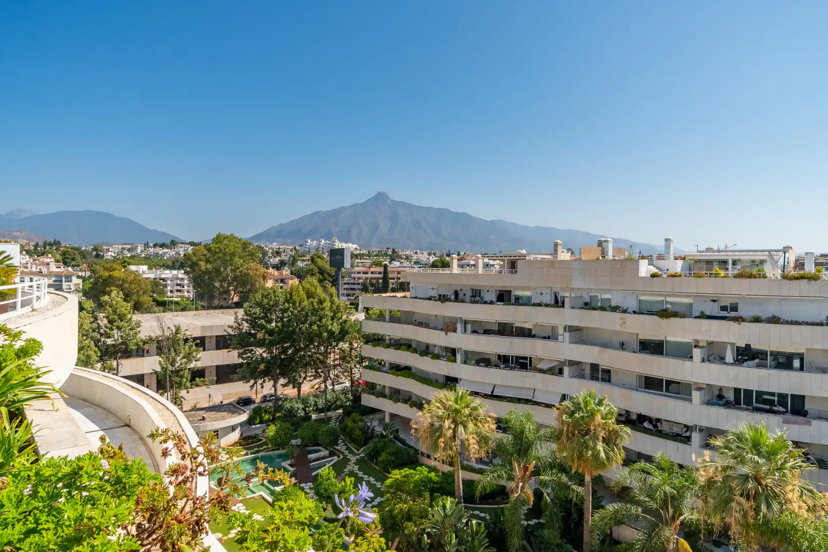 Vista exterior de Ático en venta en Nueva Andalucía