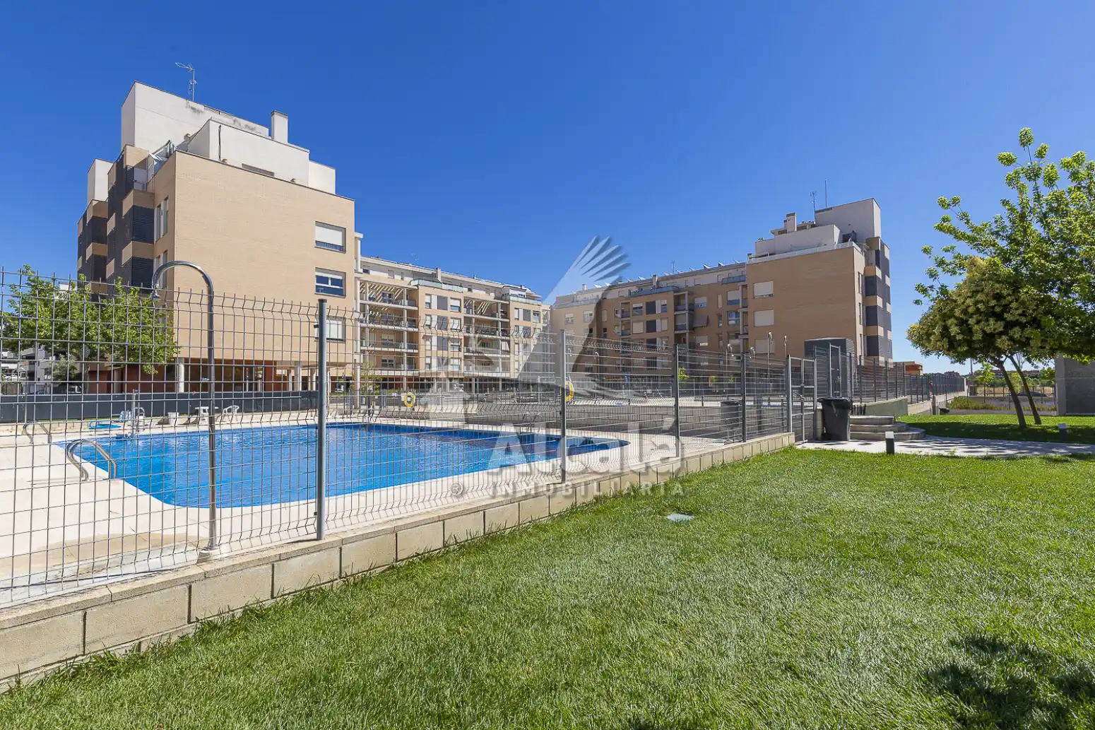 Schwimmbecken von Wohnung zum Verkauf in Alcalá de Henares mit Klimaanlage, Heizung und Privatgarten