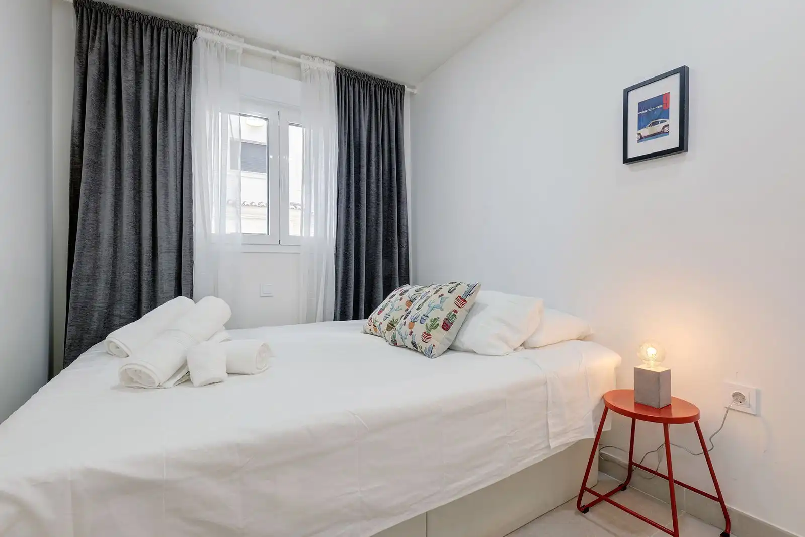 Dormitori de Apartament de lloguer en Estepona amb Aire condicionat, Terrassa i Piscina