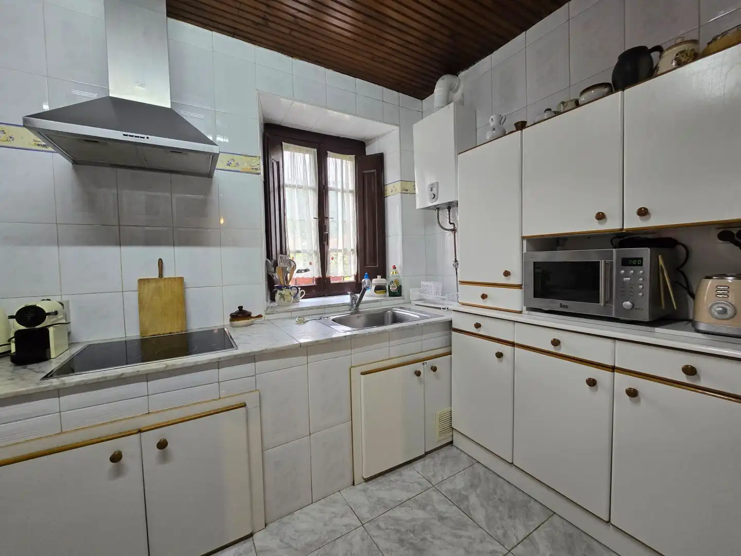 Cuina de Casa o xalet en venda en Llanes amb Calefacció, Terrassa i Traster
