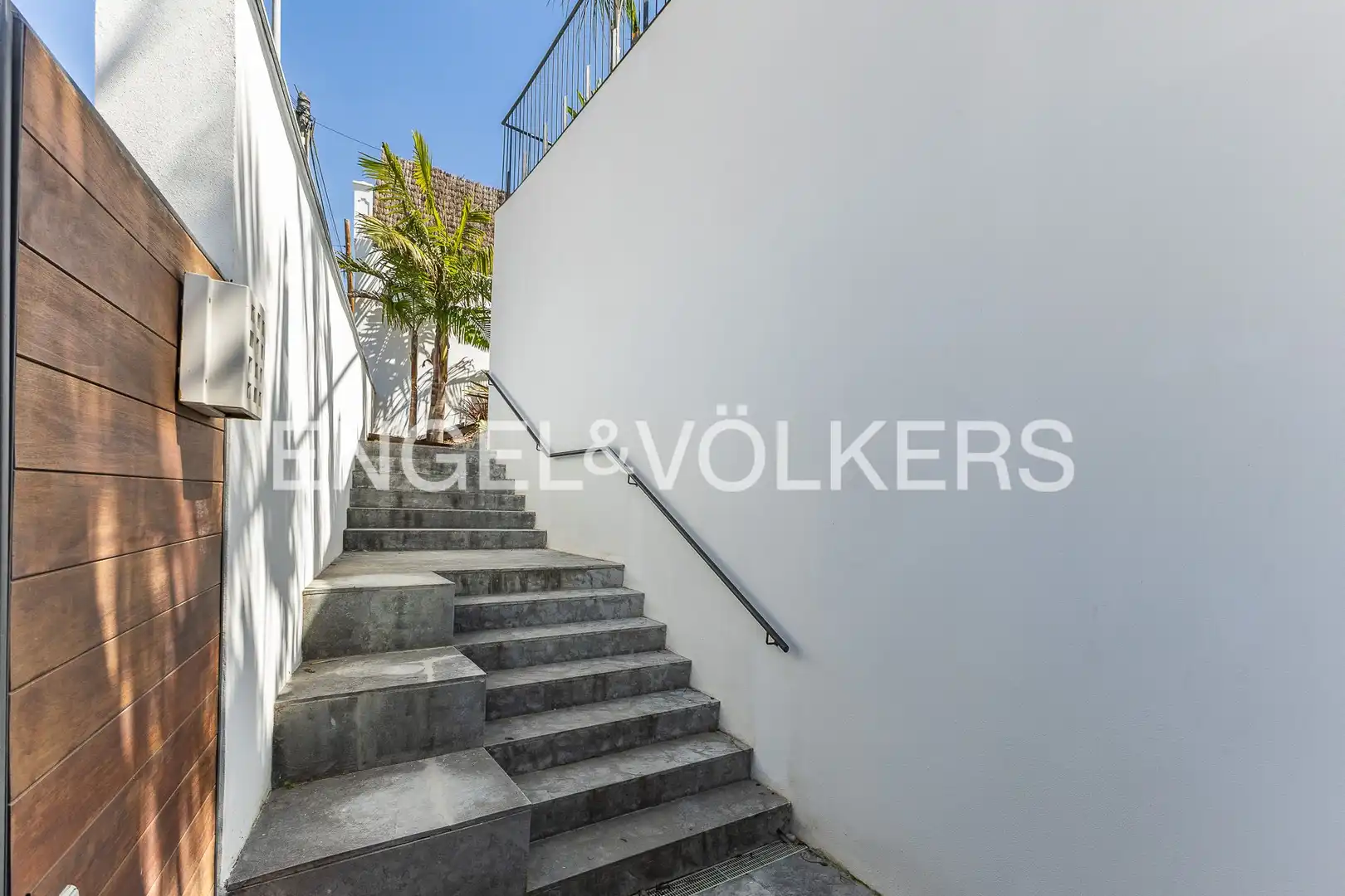 Vista exterior de Casa o xalet en venda en Esplugues de Llobregat amb Aire condicionat, Calefacció i Jardí privat