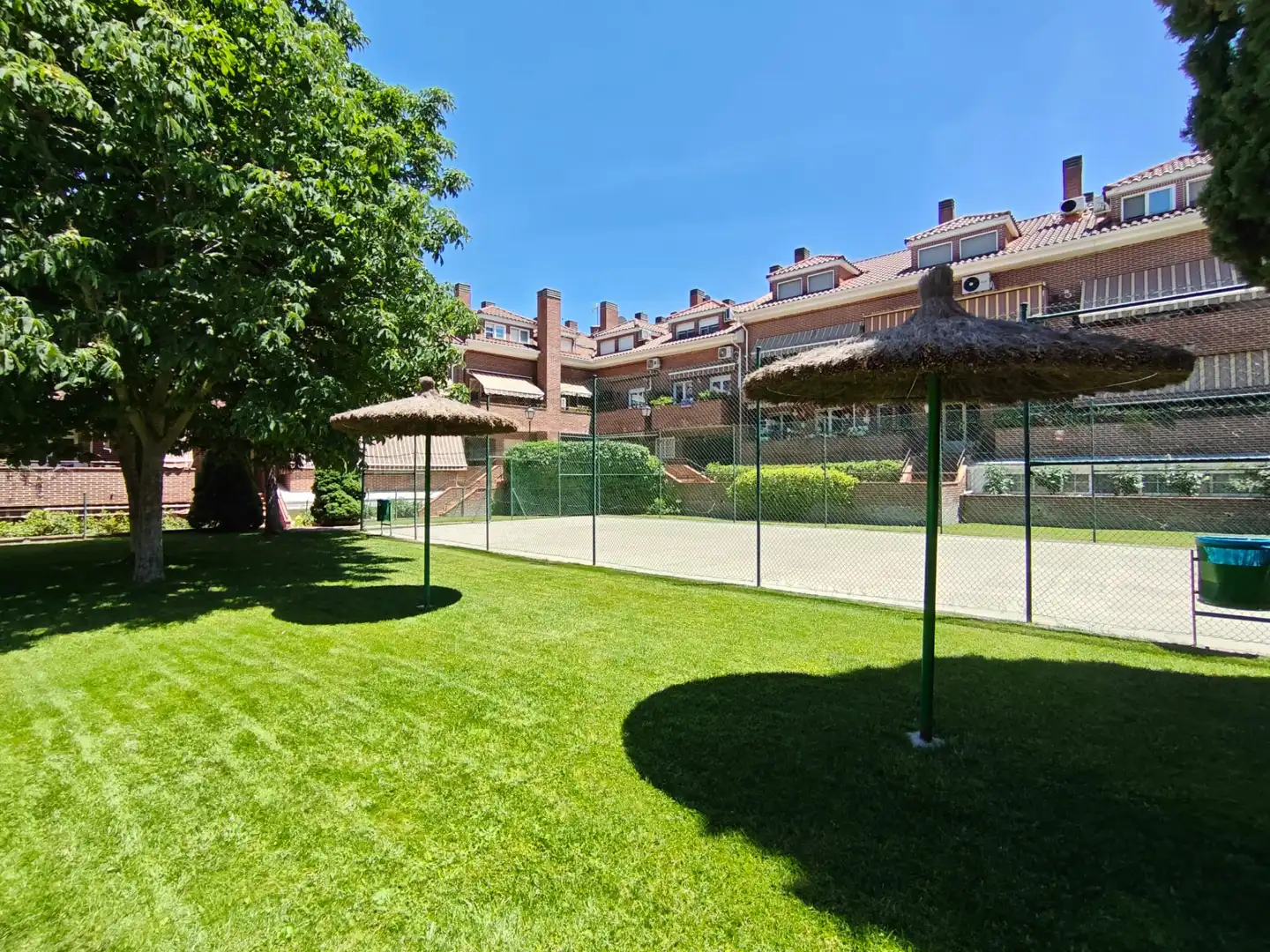 Jardí de Dúplex en venda en Sevilla la Nueva amb Aire condicionat, Calefacció i Jardí privat
