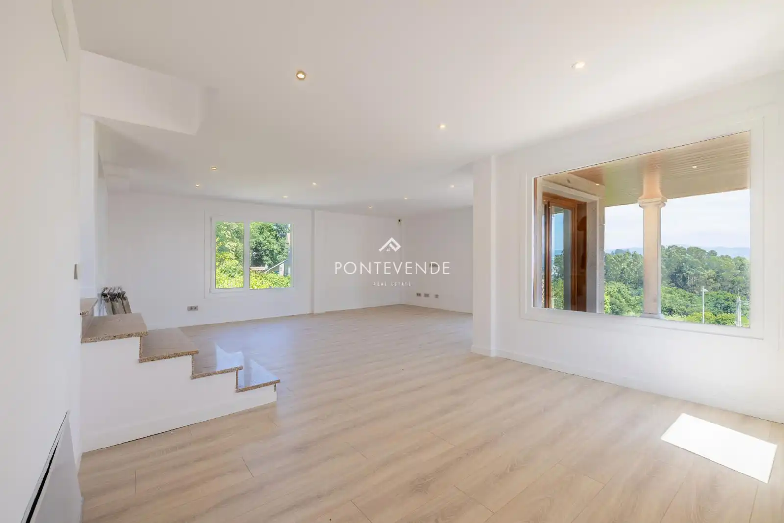 Living room of Houses for sale in Sanxenxo  with Private garden, Parquet flooring and Terrace