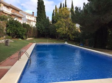 Pis amb piscina en venda a Zona alta