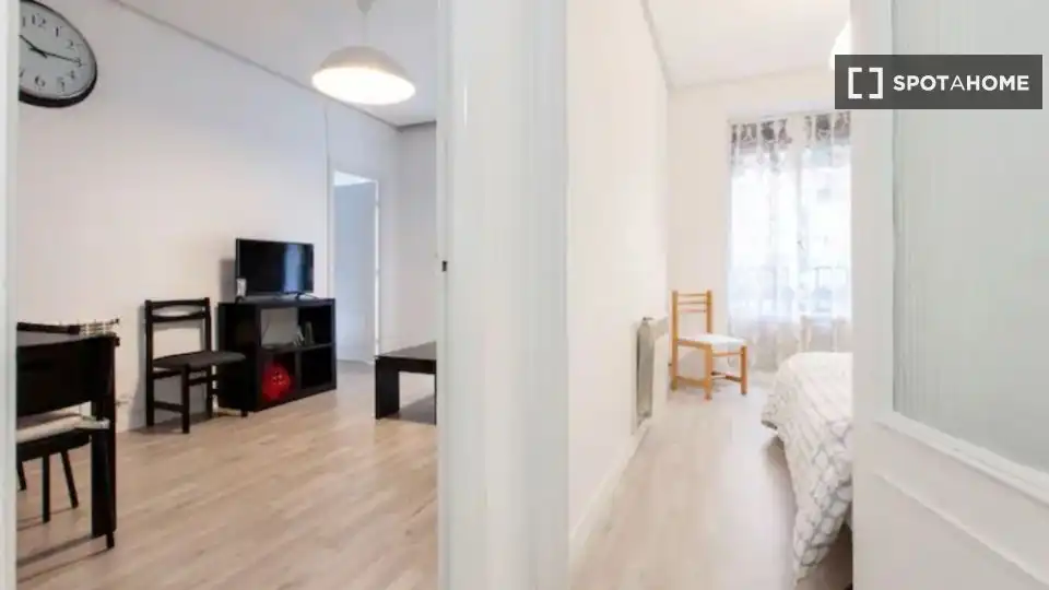 Schlafzimmer von Wohnung zur Miete in Madrid mit Klimaanlage, Heizung und Möbliert