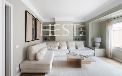 Living room of Flat for sale in  Barcelona Capital  with Air Conditioner, Heating and Parquet flooring