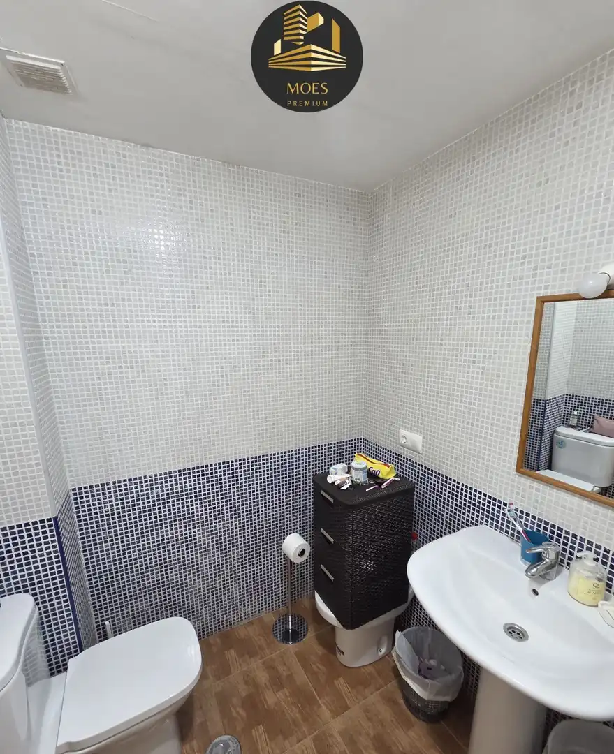 Badezimmer von Wohnung zum Verkauf in Mengíbar mit Klimaanlage, Terrasse und Abstellraum