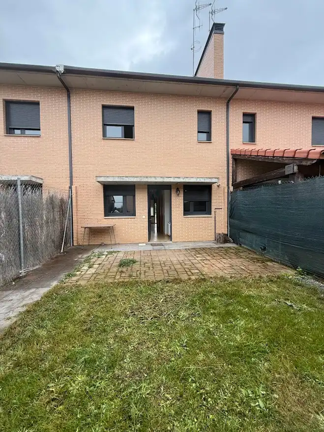 Vista exterior de Casa adosada en venda en Garrafe de Torío amb Calefacció, Jardí privat i Parquet
