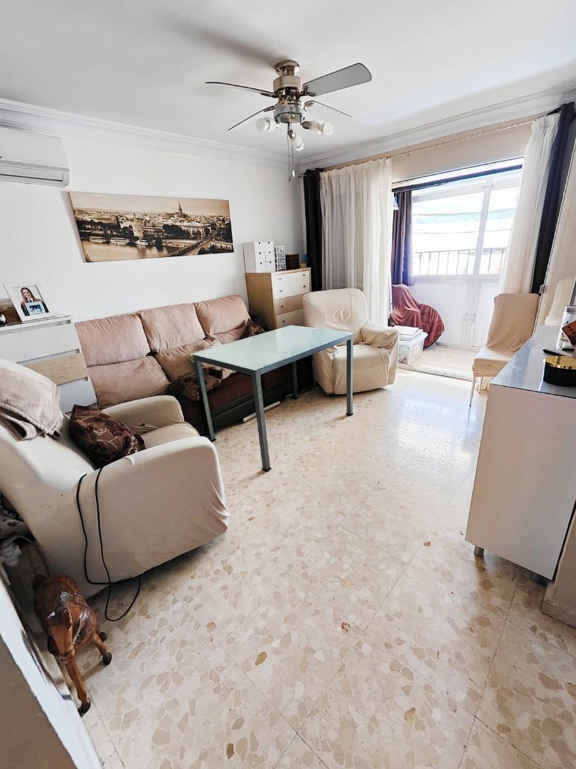 Living room of Flat for sale in  Sevilla Capital  with Air Conditioner, Terrace and Storage room