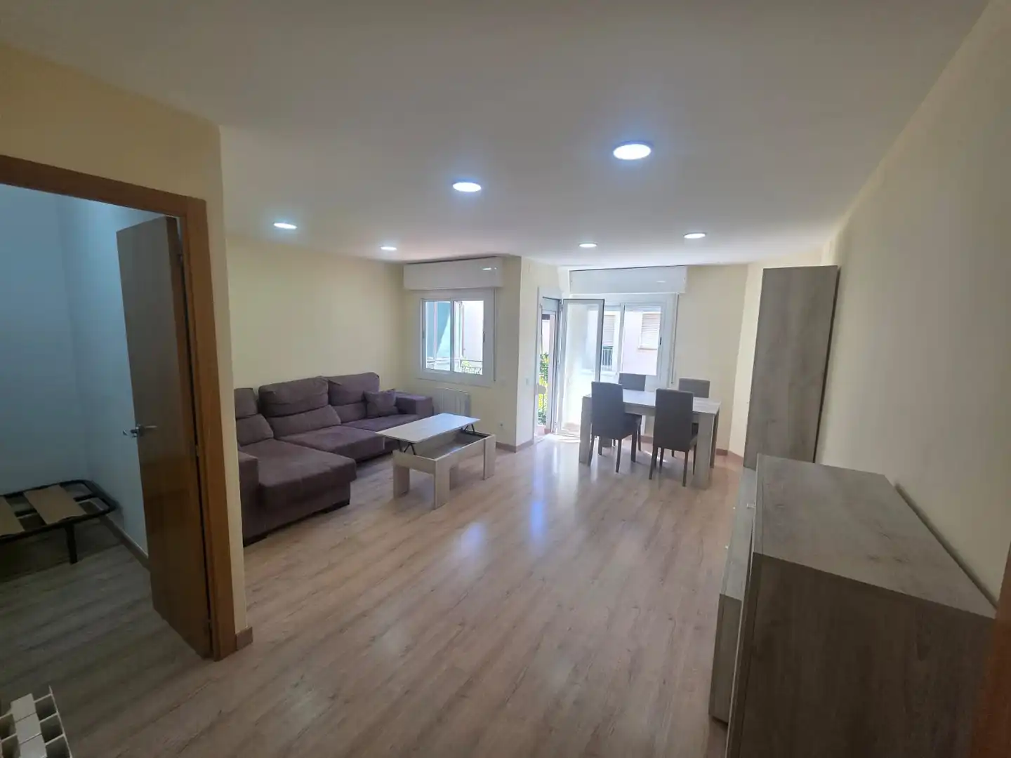 Sala de estar de Piso en venta en L'Hospitalet de Llobregat con Calefacción, Parquet y Amueblado