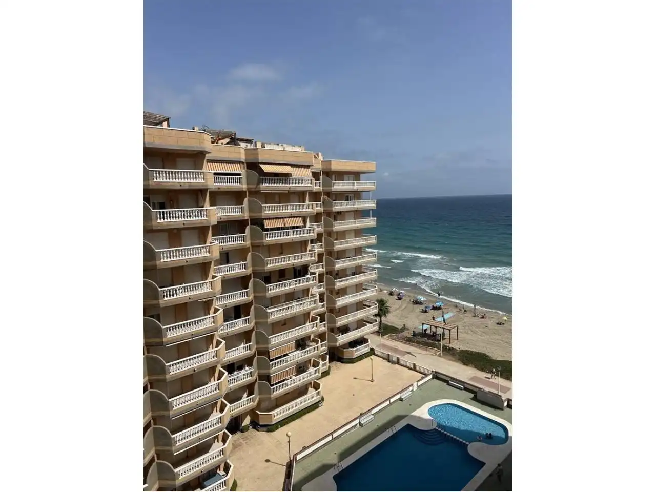 Vista exterior de Pis en venda en La Manga del Mar Menor amb Calefacció, Terrassa i Moblat