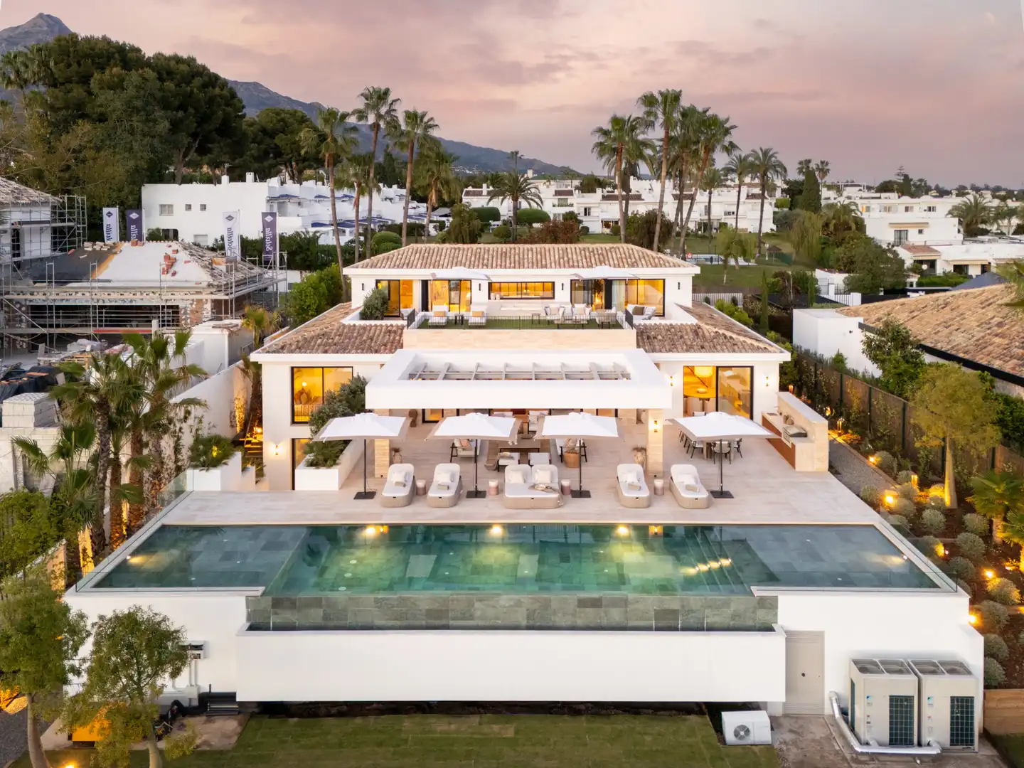 House with pool for sale in Nueva Andalucía