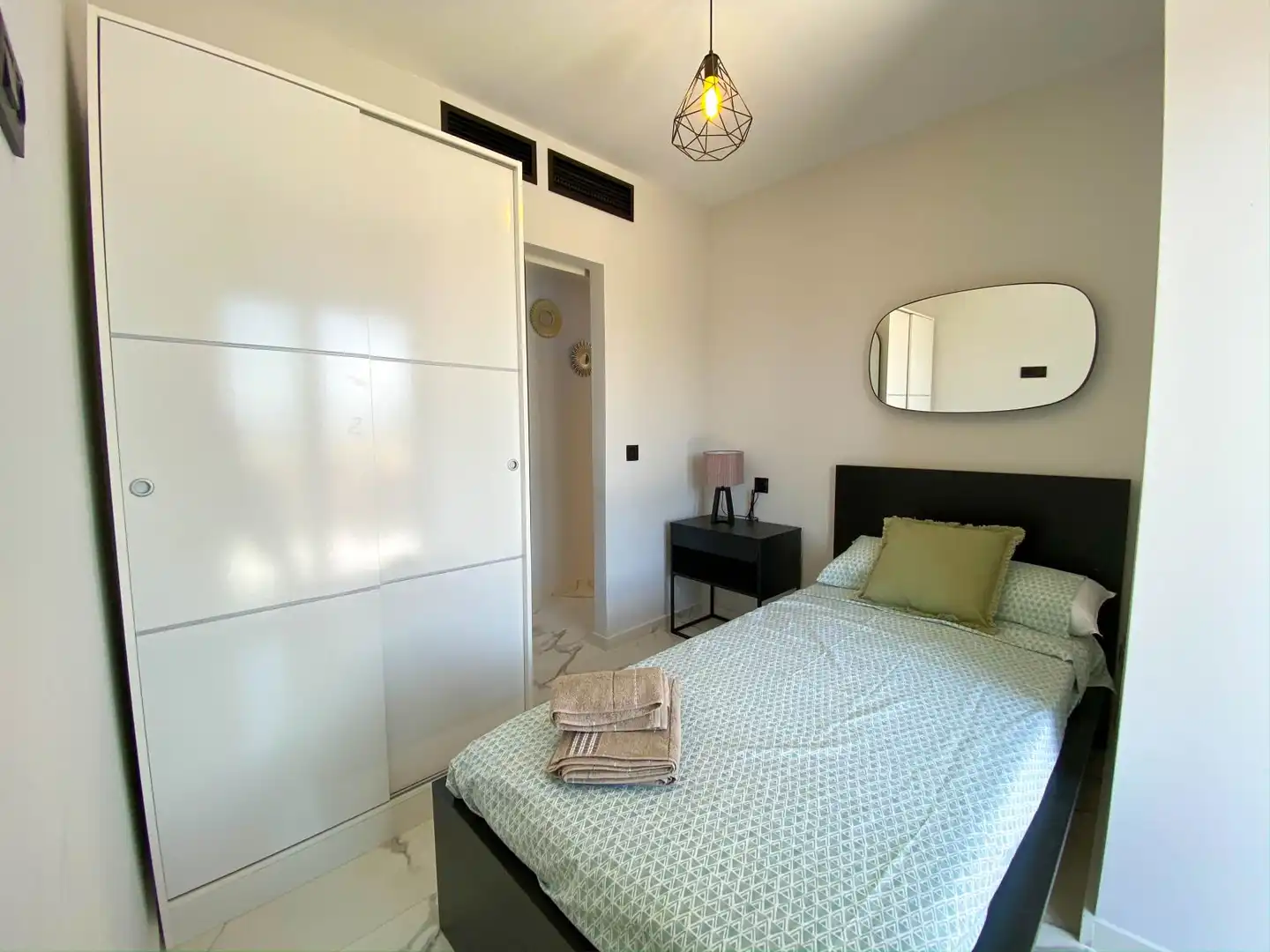 Dormitori de Apartament en venda en Estepona amb Aire condicionat, Terrassa i Moblat