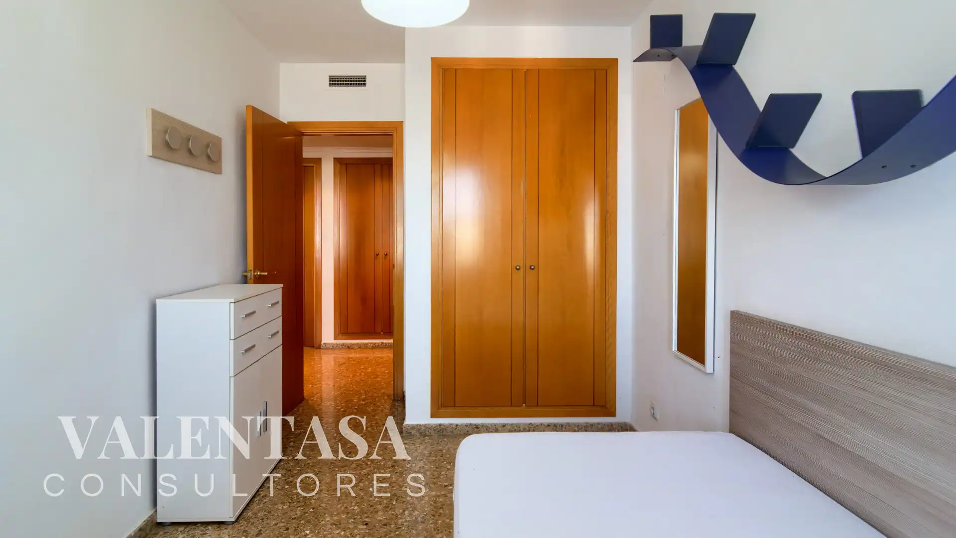 Bedroom of Flat for sale in Valencia  with Furnished and Community pool